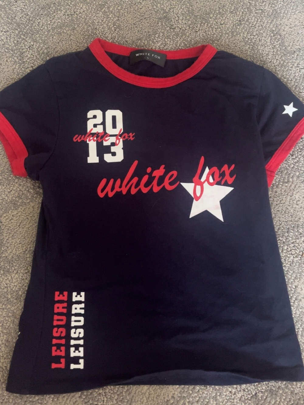 Womenโs ' Navy & Red Graphic Tee